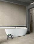 Bagno rivestito con piastrelle in pasta bianca della MGM, da 30X90cm della serie Fabric in stile Wave