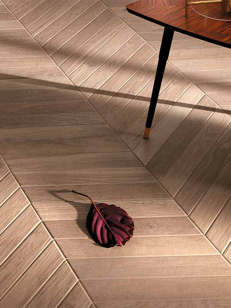 Ambiente con piastrelle effetto legno della Fapnest in gres porcellanato da 7,5x45cm