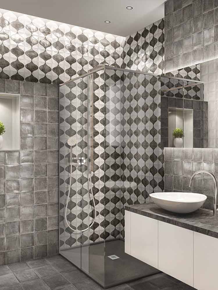 Bagno con piastrelle decorate Spagnole in bicottura della Mainzu, della serie Nazari, stile Albaicin