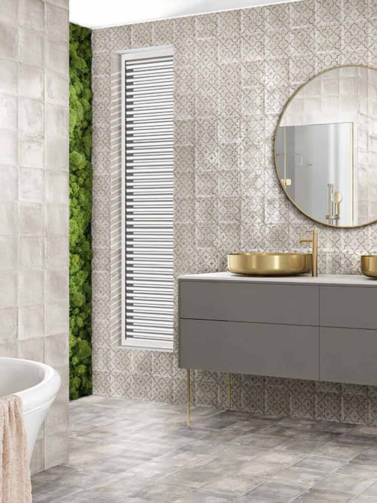 Bagno con piastrelle decorate Spagnole in bicottura della Mainzu, della serie Nazari, stile Comares