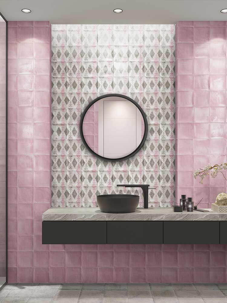 Bagno con piastrelle decorate Spagnole in bicottura della Mainzu, della serie Nazari, stile Cautiva