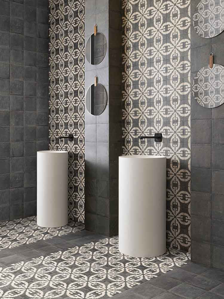 Bagno con piastrelle decorate Spagnole in gres porcellanato della Mainzu, della serie Norland, stile Britania