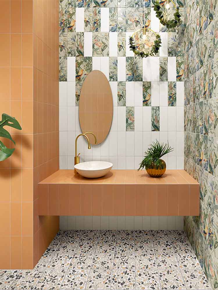 Bagno con piastrelle Spagnole in bicottura della Mainzu, della serie Jungle, di colore Earth