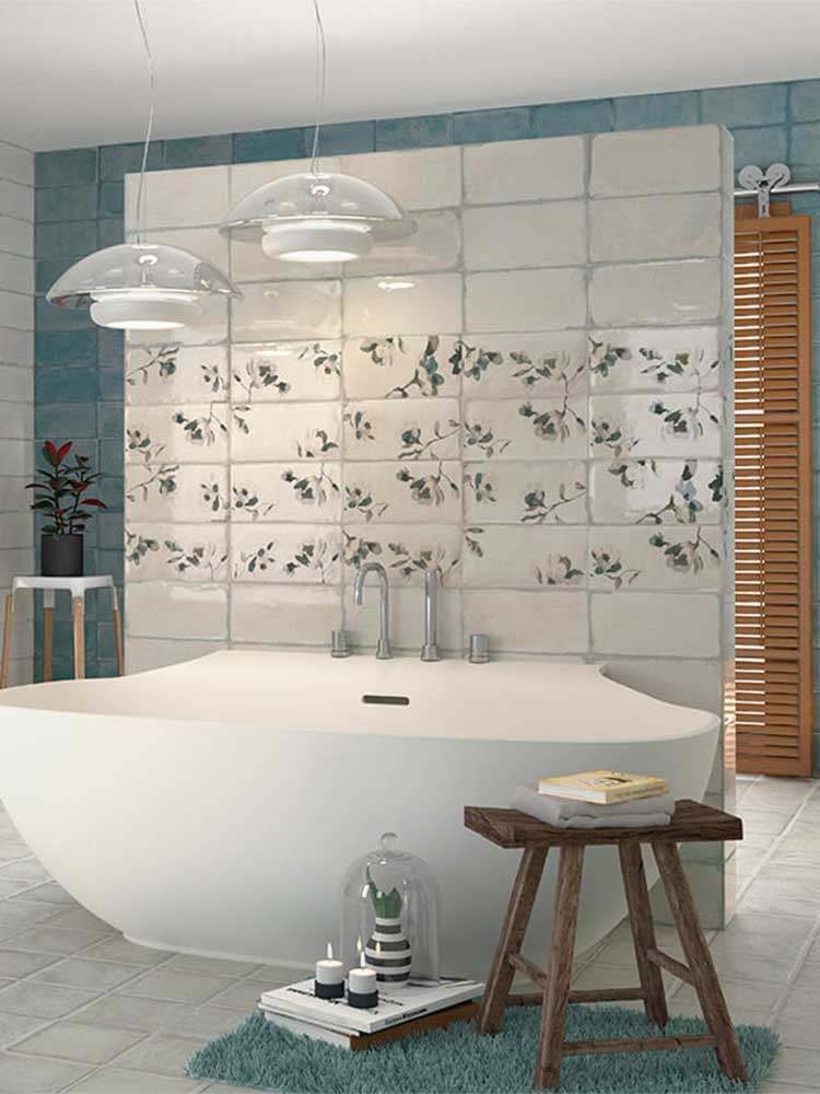 Ambiente con piastrelle decorate in Ceramica della Mainzu, della serie Esenzia, stile Fabola Green