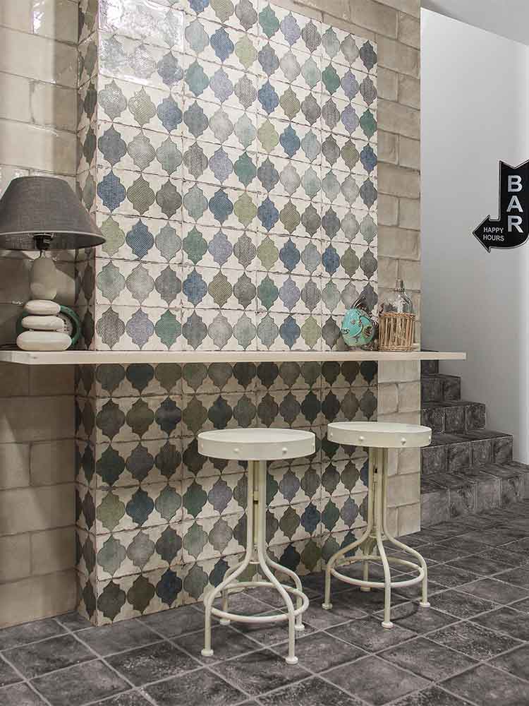 Ambiente con piastrelle decorate in Ceramica della Mainzu, della serie Esenzia, stile Fenice