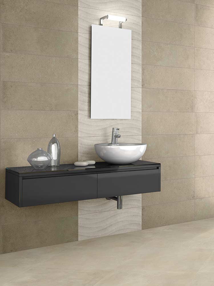  Bagno rivestito con piastrelle in 3D in pasta bianca stile onda satinata della Cotto Petrus, da 25x75cm 