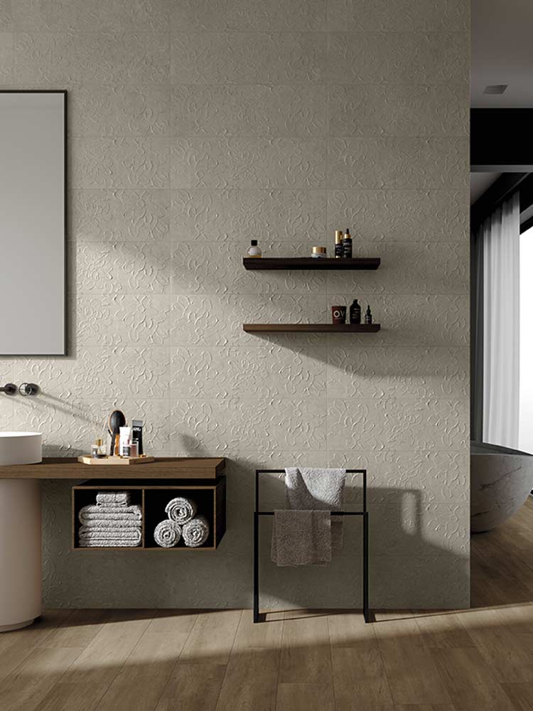 Bagno rivestito con piastrelle in 3D in pasta bianca della Cotto Petrus, da 25x75cm, colore Sinfonia Light 