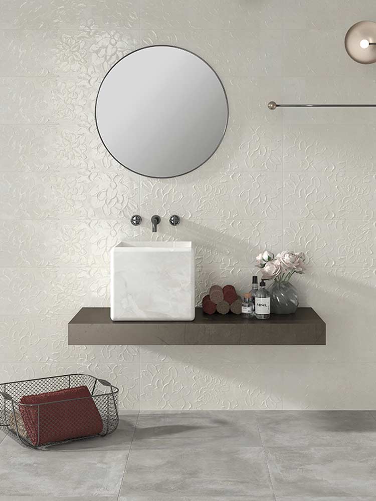  Bagno rivestito con piastrelle in effetto 3D decorate in pasta bianca della Cotto Petrus colore Pearl Lucido