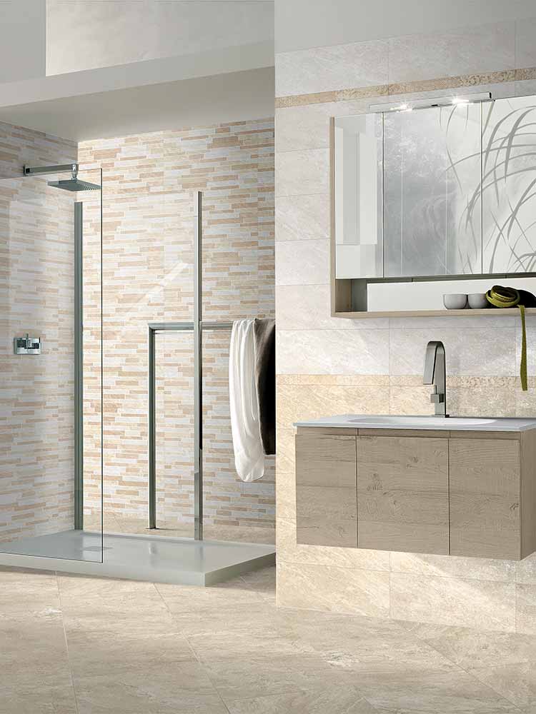 Bagno piastrellato con decori in bicottura, della marca MGM con colori tendenti al pastello, arredato in stile contemporaneo.