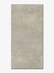 Piastrella effetto cemento in gres porcellanato della MGM, da 30x60cm della serie Industrial, colore Ecrù