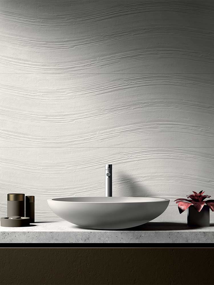 Bagno rivestito con piastrelle in pasta bianca della MGM, da 30X90cm della serie Fabric in stile Wave