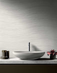 Bagno rivestito con piastrelle in pasta bianca della MGM, da 30X90cm della serie Fabric in stile Wave