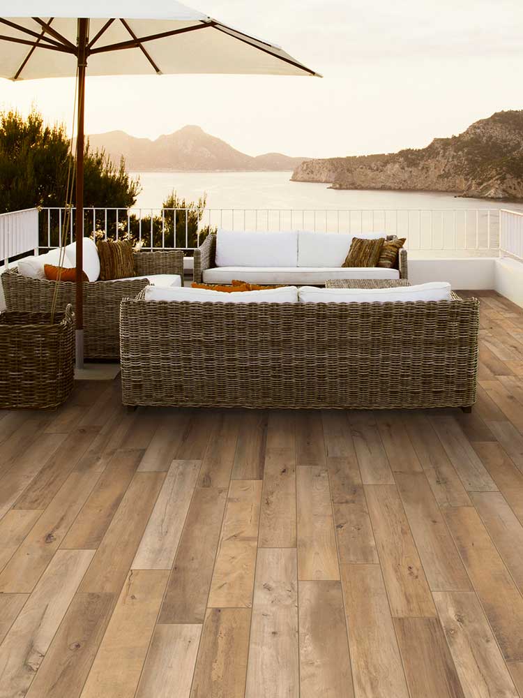 Terrazza con piastrelle effetto legno in gres porcellanato della Ceramica Rondine, serie Aspen