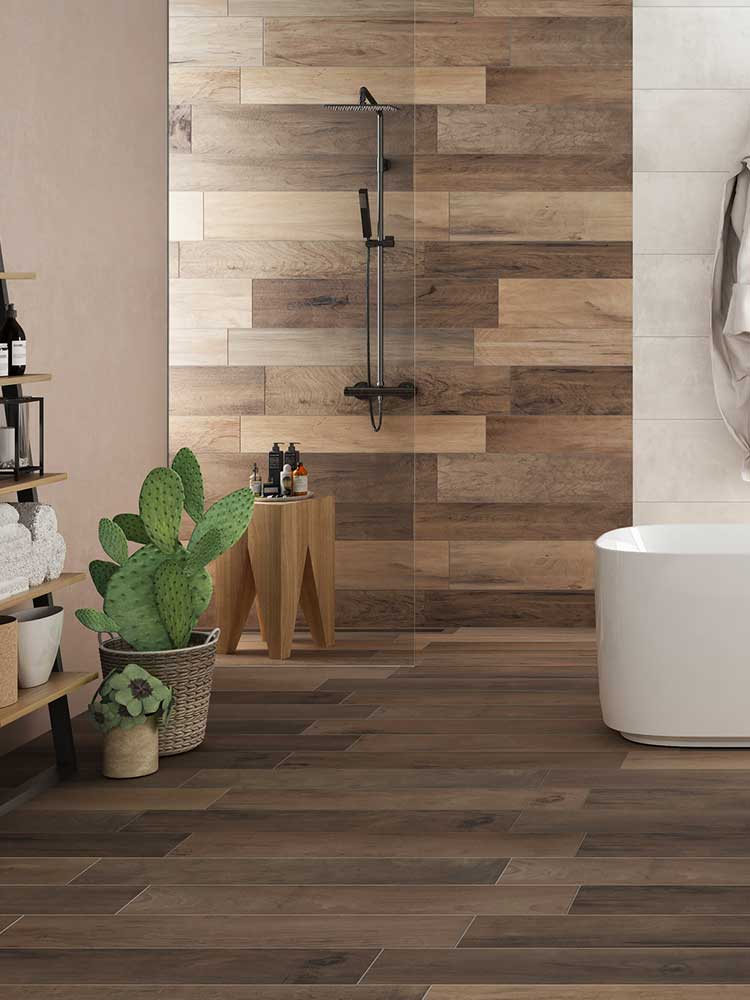 Bagno con piastrelle effetto legno in gres porcellanato della Ceramica Rondine, serie Aspen