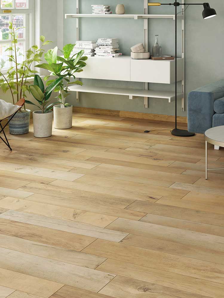 Salotto con piastrelle effetto legno in gres porcellanato della Ceramica Rondine, serie Aspen