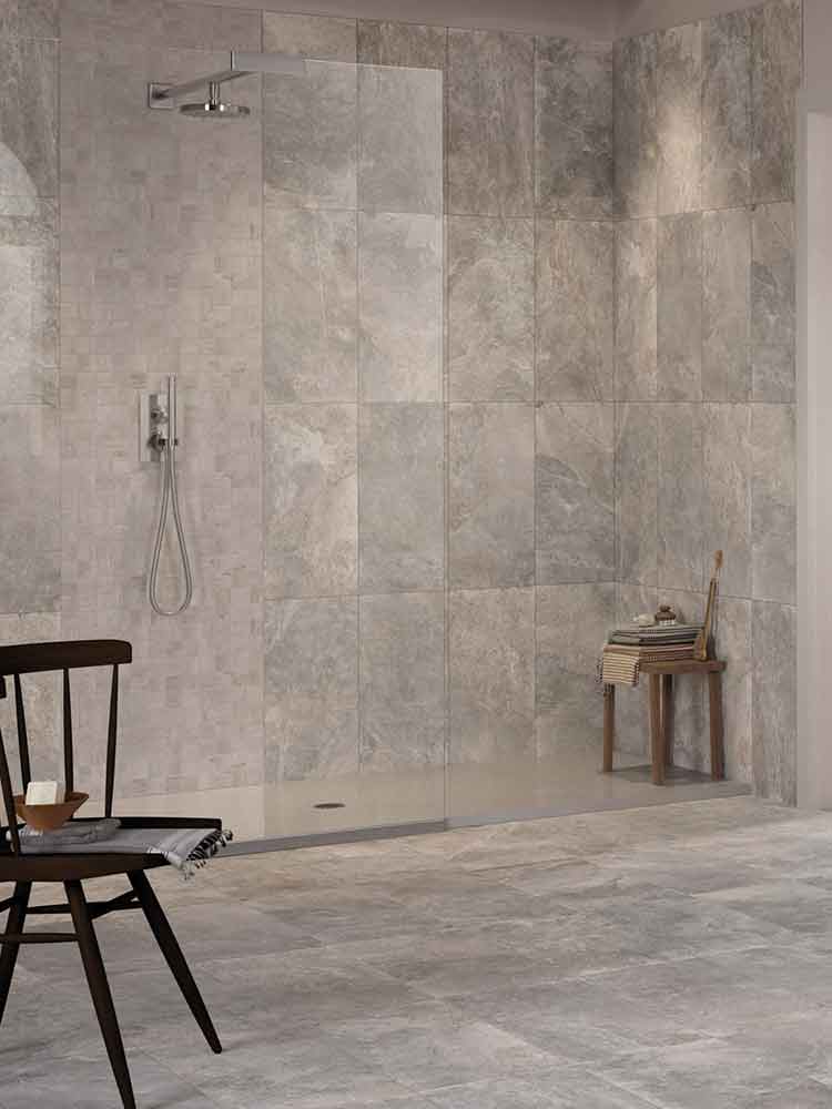 Bagno rivestito con piastrelle effetto pietra in gres porcellanato della Ceramica Rondine, serie Ardesie