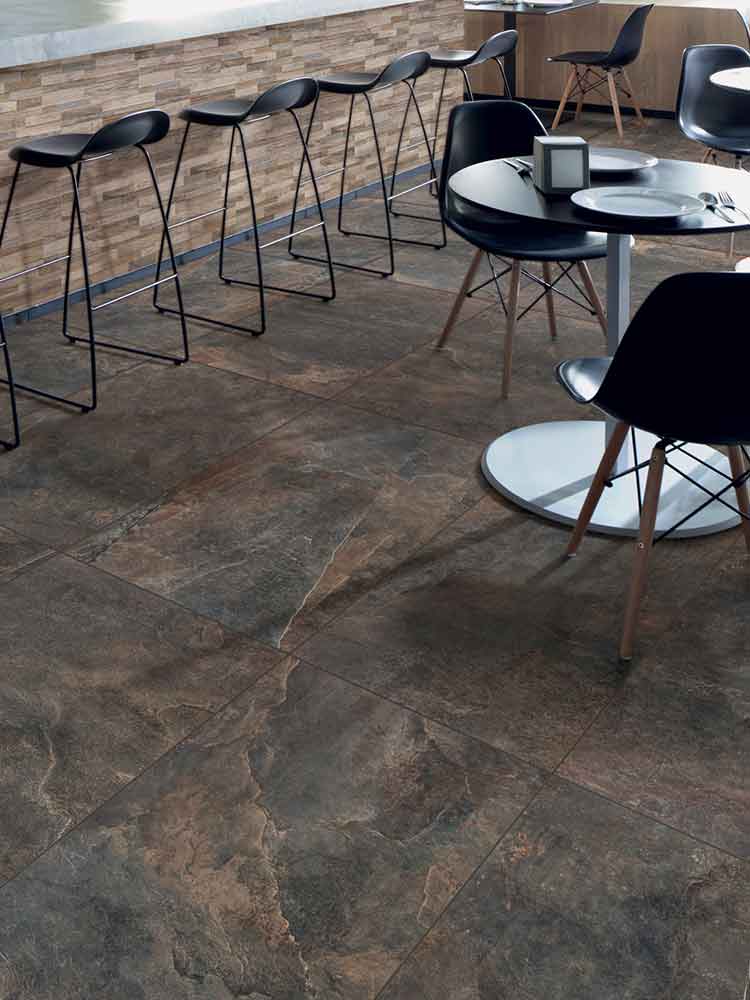 Bar rivestito con piastrelle effetto pietra in gres porcellanato della Ceramica Rondine, serie Ardesie