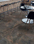 Bar rivestito con piastrelle effetto pietra in gres porcellanato della Ceramica Rondine, serie Ardesie