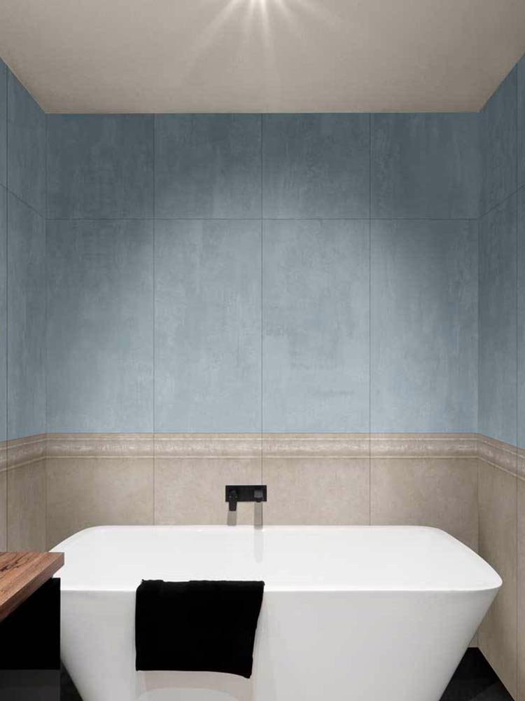 Bagno rivestito con piastrelle boiserie in gres porcellanato della Cotto Petrus, serie Fusion di colore bianco